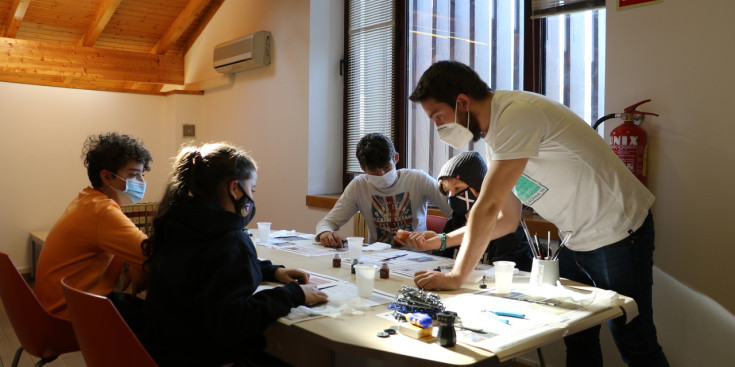 Joves en una activitat de pintura i modelisme al Punt d'Informació Juvenil d'Ordino, aquest divendres al matí.