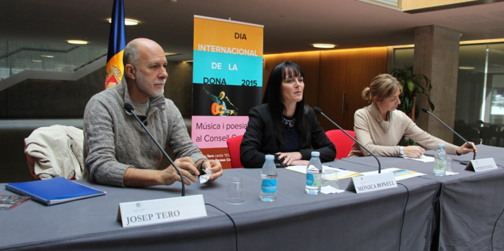 El cantautor Josep Tero, la subsíndica Mònica Bonell i la poeta Ester Fenoll, ahir a la seu del Consell General.