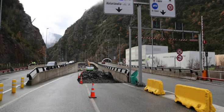 Treballs de reconfiguració dels carrils de circulació a la sortida nord del túnel de la Tàpia i l'enllaç d'Aixovall a la CG1.