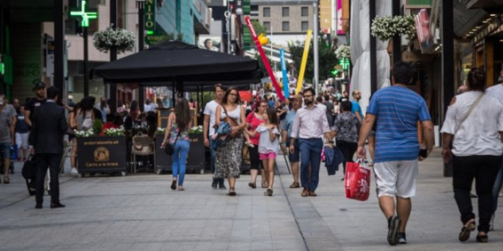 Turistes passejant per l’avinguda Carlemany l’estiu passat.