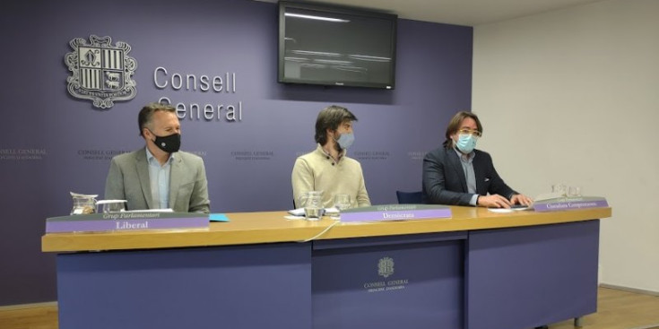 Carles Enseñat, Ferran Costa i Carles Naudi, presidents dels grups parlamentaris que conformen la majoria parlamentària.