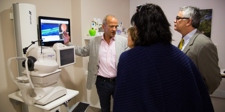 El Doctor Hanneken mostrant la tecnologia ocular de VallmedicVision.
