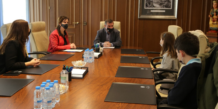 Els cònsols de Sant Julià, Josep Majoral i Mireia Codina, amb els dos consellers infantils.