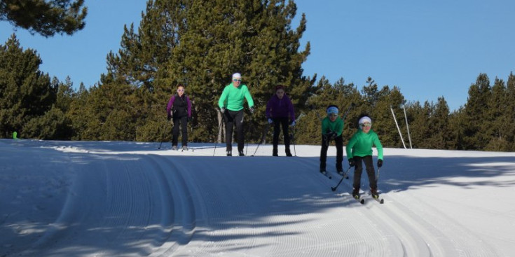Una família esquiant al Prat de Conangle, aquest hivern.