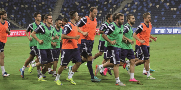 Els jugadors s’exerciten en l’entrenament que van fer ahir al Sammyr Ofer Stadium.