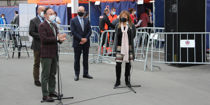 Espot i Marsol durant els parlaments de la visita oficial al centre únic de vacunació.