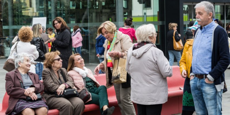 Gent gran a la plaça del poble d’Andorra la Vella