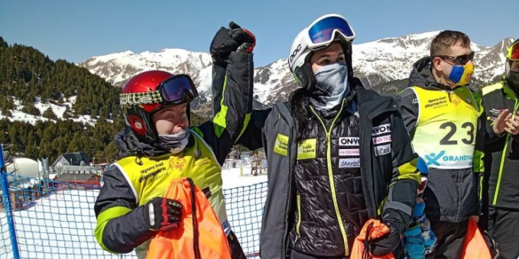Mireia Gutiérrez amb un dels esquiadors d’Special Olympics.