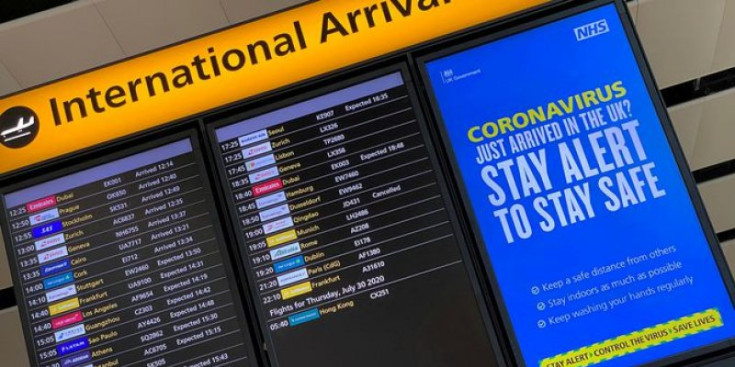 Imatge dels panells d’arribades d’un aeroport internacional.