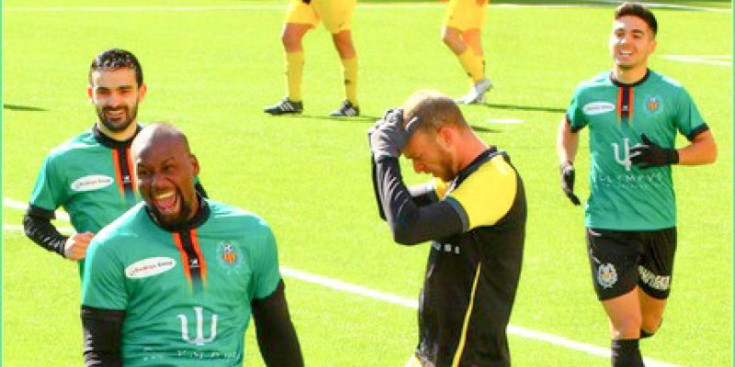 Bacari celebra el seu gol contra la UE Santa Coloma.