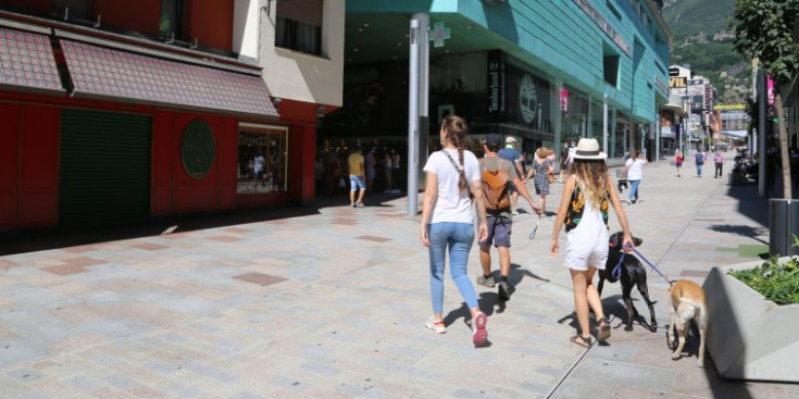 Visitants passejant per l’avinguda Carlemany el darrer estiu.