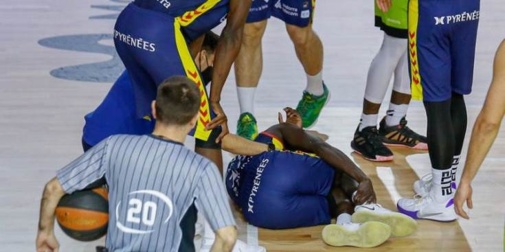 El pivot senegalès en el moment de fer-se la lesió en el partit contra el Fuenlabrada.