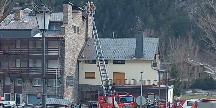 Els bombers han actuat per apagar el foc de la xemeneia en un edifici d'Arans.