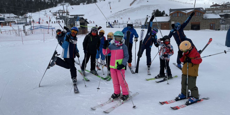 Alguns dels infnats participants en l’escola de neu durant el da d’ahir.