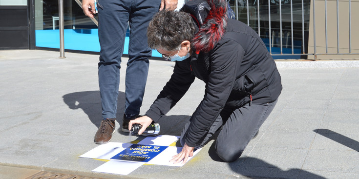 La consellera de Medi Ambient del comú d'Escaldes-Engordany, Cèlia Vendrell, pintant un dels dissenys.