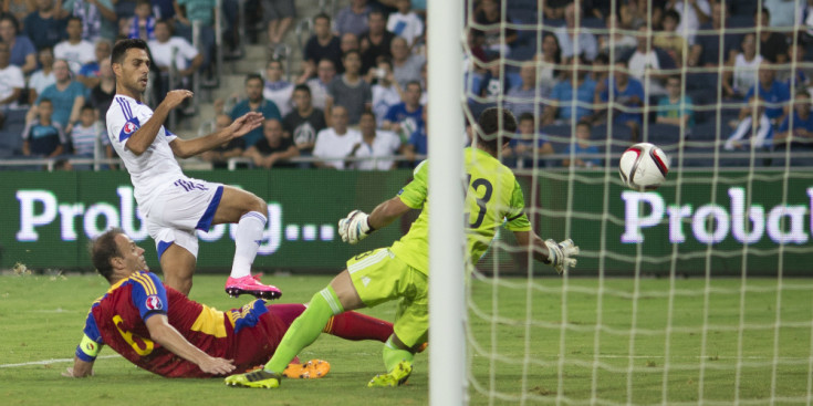 Zahavi marca el primer gol per a Israel a la sortida de Ferran Pol i pressionat per Ildefons Lima, ahir a Haifa.