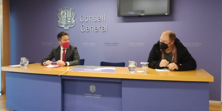 El president del Grup Parlamentari Socialdemòcrata, Pere López, i el conseller general del PS Jordi Font, en la roda de premsa d’ahir.