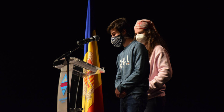 Joves alumnes del col·legi María Moliner, recitant poemes.