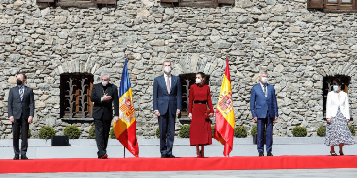 Espot, Vives, Felip i Letizia, Strzoda i Suñé, ahir a l’exterior de Casa de la Vall.