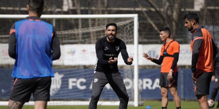 Eder Sarabia donant instruccions en un entrenament a Prada de Moles.