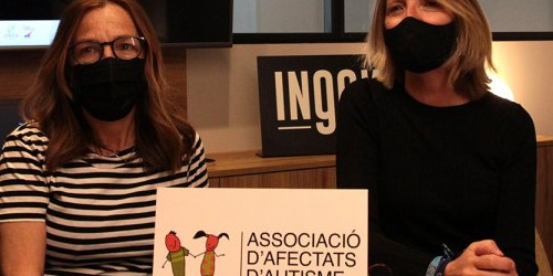 La vocal i la presidenta d'Autea, Anna Muñoz i Inés Martí, durant la roda de premsa.