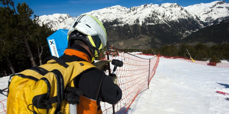 Un treballador de les pistes d’esquí de Grandvalira.