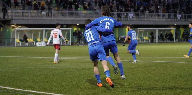 Rai Marchan celebra un gol juntament amb l’afició.