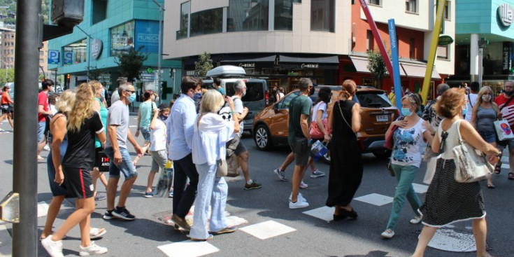 Persones passejant pel centre, l’estiu passat.