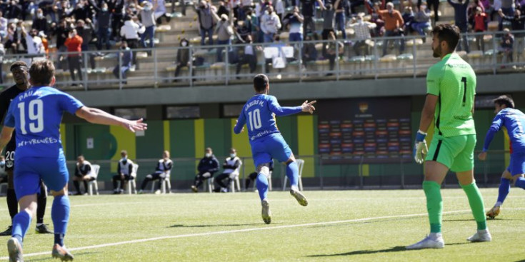 Carlos Martínez celebra l’1-0 juntament amb l’afició al Prada de Moles.