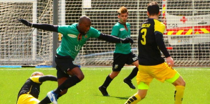 UE Sant Julià i UE Santa Coloma en un partit de la lliga regular.