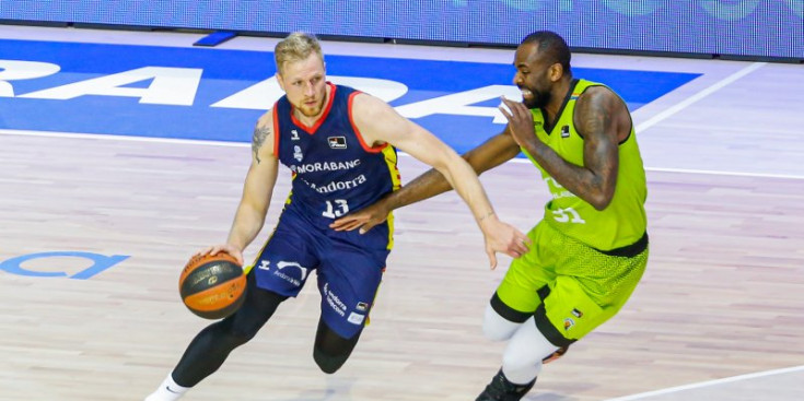 Palsson a un partit de la Lliga Endesa.