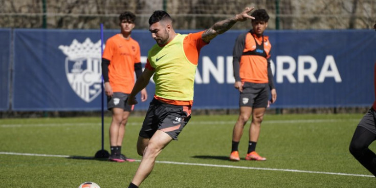 Carlos Martínez a un entrenament amb l’equip.