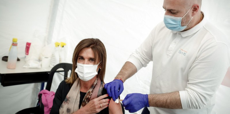 La ministra d’Educació, Ester Vilarrubla, en el moment de rebre la vacuna.