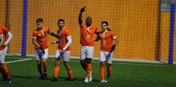 Bacari celebra el primer gol del partit.