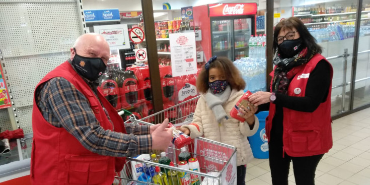 Voluntaris de la Creu Roja Andorrana en la campanya de recollida d'aliments.