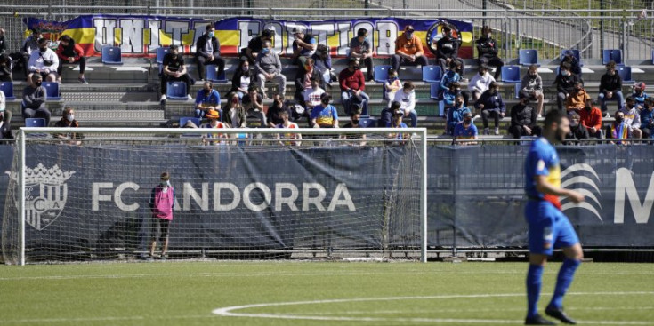 L’afició de l’FC Andorra al Prada de Moles.