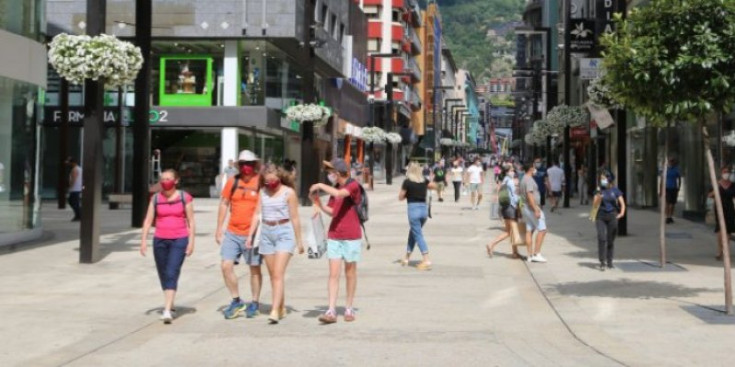 Turistes passegen per l’avinguda Carelmany.