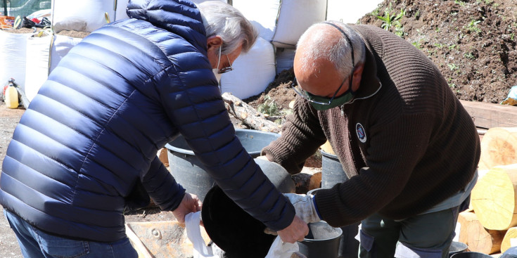 Repartiment del compost de jardineria a Encamp.