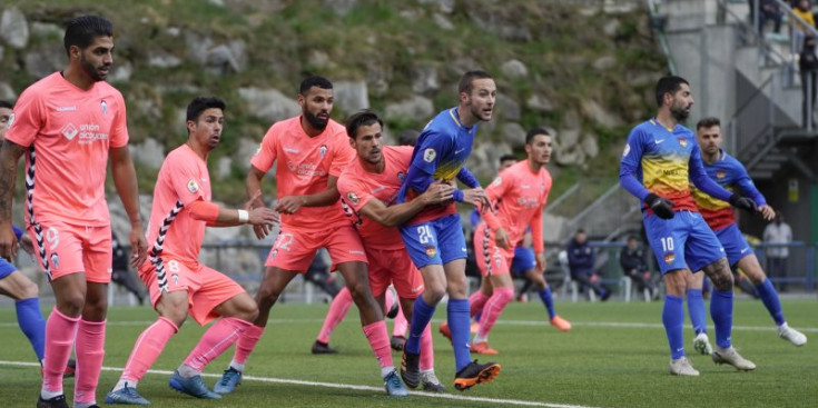 El CE Alcoià defensa una jugada d’atac per part de l’FC Andorra al darrer partit disputat al Prada de Moles.