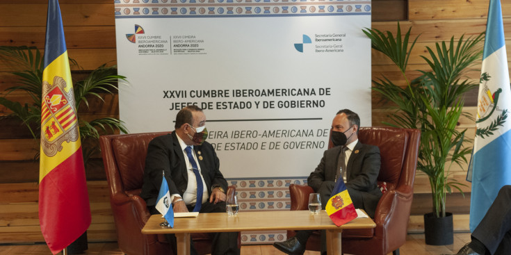 El cap de Govern, Xavier Espot, i el president de Guatemala, Alejandro Giammattei, durant la trobada bilateral.