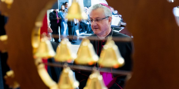 Joan-Enric Vives, tot entrant a la Basílica, ahir.