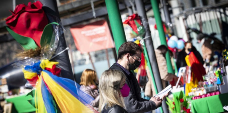 La plaça del Poble d’Andorra la Vella va recuperar l’aire festiu amb la Diada de Sant Jordi.