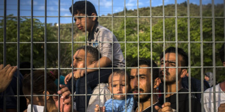 Unes famílies de refugiats esperen solucions a l’illa grega de Lesbos, ahir.