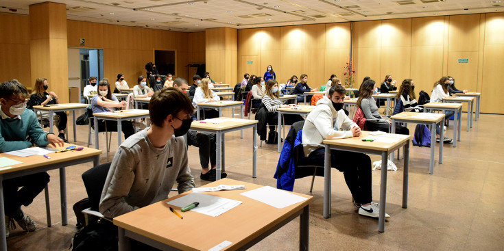 Estudiants en els exàmens de la POB, que es fan al Centre de congressos d'Andorra la Vella.