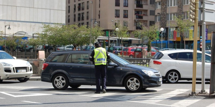 33 Un control de la Policia a la xarxa viària.