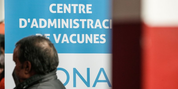 Una persona que espera rebre el vaccí al dispositiu de la plaça dels Braus.