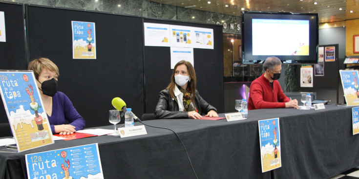 La cap del departament de Turisme i Comerç, Canòlich Ribot; la cònsol menor, Mireia Codina, i el representant d''Activa't Coaching', Jordi Escabias, durant la presentació de la 12a Ruta de la tapa.