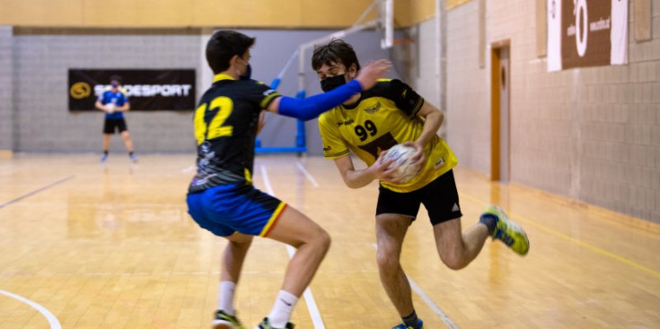 Jugada del partit dels juvenils.