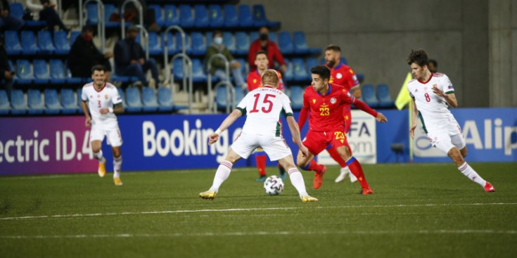 Cucu proposa una jugada d’atac en un partit de la fase de grups als Europeans Qualifiers.