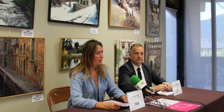La directora de l'Escola d'Art d'Ordino, Rosa Mujal, i el conseller de Turisme i Esports, Bartumeu Gabriel, ahir.